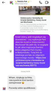 Zrzut ekranu rozmowy w komunikatorze z kontaktem „Natalia Rak” (aktywna teraz). U góry widać podgląd artykułu zatytułowanego „Dziewczyna z konewką na ścianie kamienicy. Nowy mural we Wschowie”. Poniżej jest długa wiadomość (fioletowa) z pytaniem, czy Natalia Rak wykonuje mural we Wschowie, oraz sugestią, że lokalny mural wygląda jak bardzo silna inspiracja jej pracą; w wiadomości jest też link do artykułu. Na dole Natalia Rak odpowiada w dwóch krótkich wiadomościach: dziękuje za link i pisze, że ktoś rzeczywiście „bardzo się zainspirował” (z emotką), a następnie dodaje, że pozwoli sobie to opublikować.