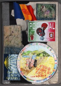 Zdjęcie przedstawia stronę z podróżniczego notesu lub albumu. Na tle zniszczonych, pożółkłych kartek widoczne są różne pamiątki z podróży po Europie. W górnej części znajduje się flaga Andory oraz mała ilustracja ptaka. Po prawej stronie umieszczono kolorową kartę z napisem „Portugal” i rysunkiem koguta – symbolu tego kraju. W dolnej części strony widoczna jest okrągła naklejka z rysunkiem osoby jadącej na rowerze z sakwami, z napisem „Around Europe by Bike” oraz datami 2009–2010. Po lewej stronie znajduje się fragment grafiki związanej z Camino de Santiago, z charakterystycznym symbolem muszli i promieni. Całość sprawia wrażenie osobistego archiwum podróży, złożonego z map, nalepek i znaków miejsc odwiedzonych w trakcie wieloletniej wyprawy rowerowej.