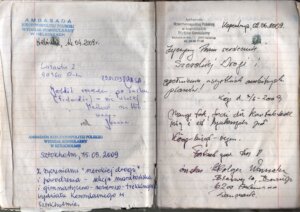 Zdjęcie przedstawia dwie otwarte strony ręcznie zapisywanego notesu. Kartki są pożółkłe, pogniecione i noszą ślady intensywnego użytkowania. Na górze obu stron widoczne są niebieskie stemple urzędowe z nagłówkiem „Ambasada Rzeczypospolitej Polskiej – Wydział Konsularny”, m.in. z Helsinek, Kopenhagi i Sztokholmu, wraz z odręcznymi datami z 2009 roku. Strony wypełniają krótkie notatki pisane długopisem w różnych kolorach, częściowo po polsku, częściowo w innych językach. Tekst ma charakter osobisty i podróżniczy – zawiera adresy, daty oraz zapiski związane z trasą i spotkaniami w drodze. Całość sprawia wrażenie dokumentu towarzyszącego wieloletniej podróży, łączącego funkcję dziennika, notatnika i pamiątki z odwiedzanych miejsc.