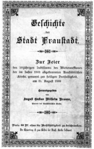 Archiwalna strona tytułowa niemieckiej publikacji „Geschichte der Stadt Fraustadt” z 1889 roku autorstwa Augusta Gustava Wilhelma Braune, ozdobiona dekoracyjną ramką, wydana z okazji jubileuszu odbudowy kościoła Świętej Trójcy we Wschowie.