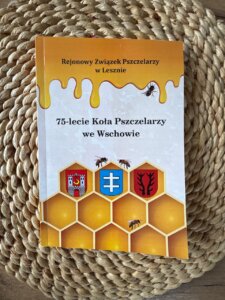 Kolorowe zdjęcie przedstawiające okładkę publikacji z okazji siedemdziesięcio pięcio lecia koła pszczelarzy we Wschowie.