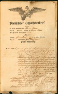Stary, pożółkły dokument urzędowy z XIX wieku z widocznymi śladami nadpalenia i zagięć. Na górze widnieje czarny drukowany napis „Preußischer Hypothekenbrief” oraz herb z pruskim orłem z rozpostartymi skrzydłami i koroną. Poniżej znajdują się drukowane i ręcznie dopisane informacje o księdze gruntowej i hipotece dotyczącej nieruchomości w Siedlnicy w powiecie Fraustadt w prowincji poznańskiej. Dolna część dokumentu zawiera długi tekst pisany odręcznie ozdobnym, niemieckim pismem kancelaryjnym. Papier jest postarzony, z widocznymi plamami i uszkodzeniami na brzegach. W prawym dolnym rogu znajduje się znak wodny „CZAS A.R.T.