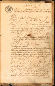 Strona XIX-wiecznego dokumentu notarialnego sporządzonego w języku niemieckim, zapisana ręcznie ozdobnym pismem kancelaryjnym na pożółkłym papierze. W lewym górnym rogu widoczna jest okrągła pieczęć z pruskim orłem i napisem „Ein halber Thaler 15 Sgr.” oraz odręczne datowanie z 1874 roku i adnotacje urzędowe. Tekst dotyczy spraw majątkowych i hipotecznych związanych z nieruchomością w okolicach Fraustadt. Papier nosi ślady starzenia, zabrudzeń i nadpaleń, a w dolnej części widoczny jest znak wodny „CZAS A.R.T."