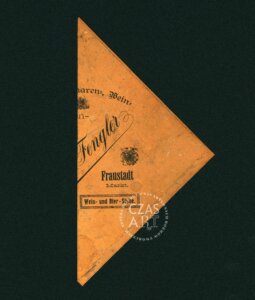 Fragment starej, trójkątnie złożonej etykiety sklepowej lub reklamowej z przełomu XIX i XX wieku na pożółkłym papierze. Widoczne czarne, ozdobne napisy w języku niemieckim, w tym nazwisko „Fengler”, nazwa miasta „Fraustadt” oraz określenie „Wein- und Bier-Stube”, wskazujące na sklep lub lokal z winem i piwem. Papier nosi ślady starzenia, przebarwień i drobnych uszkodzeń. Na środku widoczny znak wodny „CZAS A.R.T.”.