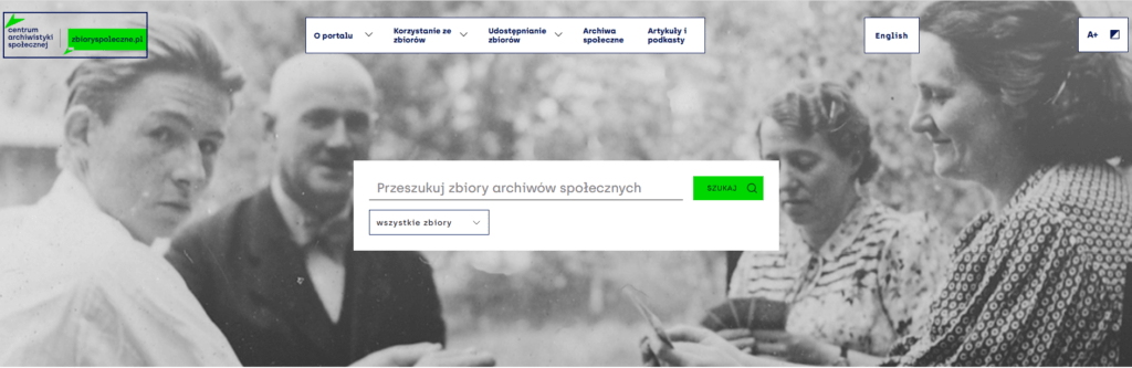 Strona główna portalu Zbiory Społeczne prowadzonego przez Centrum Archiwistyki Społecznej. Na tle archiwalnej czarno-białej fotografii przedstawiającej kilka osób znajduje się pole wyszukiwania z napisem „Przeszukuj zbiory archiwów społecznych”. W górnym menu widoczne są sekcje: „O portalu”, „Korzystanie ze zbiorów”, „Udostępnianie zbiorów”, „Archiwa społeczne” oraz „Artykuły i podcasty”. Po lewej stronie znajduje się logo Centrum Archiwistyki Społecznej i adres zbioryspoleczne.pl.