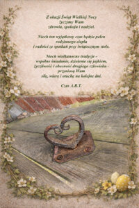 Kartka wielkanocna w stylu vintage. W centralnej części zdjęcie rustykalnego, metalowego uchwytu w kształcie serca zamocowanego na drewnie. Całość otoczona dekoracyjną ramą z winorośli i białych kwiatów. W dolnej części widoczne małe pisanki jako subtelny akcent świąteczny. Na górze znajduje się tekst z życzeniami wielkanocnymi od Stowarzyszenia Czas A.R.T.