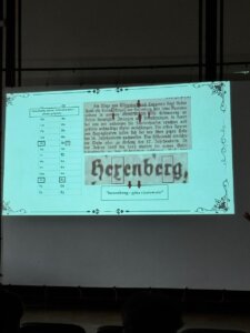 Slajd z fragmentem dokumentu historycznego i analizą słowa „Hexenberg” (góra czarownic)