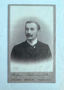 Portret Stefana Paliszewskiego Archiwalne zdjęcie mężczyzny z wąsem, ubranego w ciemny garnitur, wykonane w atelier fotograficznym. Podpis: Stefan Paliszewski, Breslau.