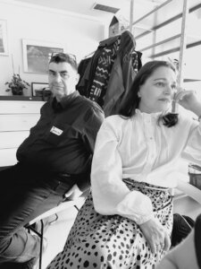 Kobieta i mężczyzna siedzący na wykładzie mężczyzna zamyślony kobieta wpatrzona w jakiś punkt.