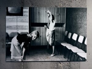 Zdjęcie czarno białe przedstawiające dwie kobiety w pokoju ćwiczące balet.