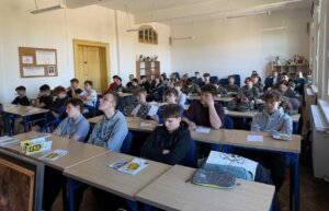 Uczniowie słuchający prelekcji w sali lekcyjnej