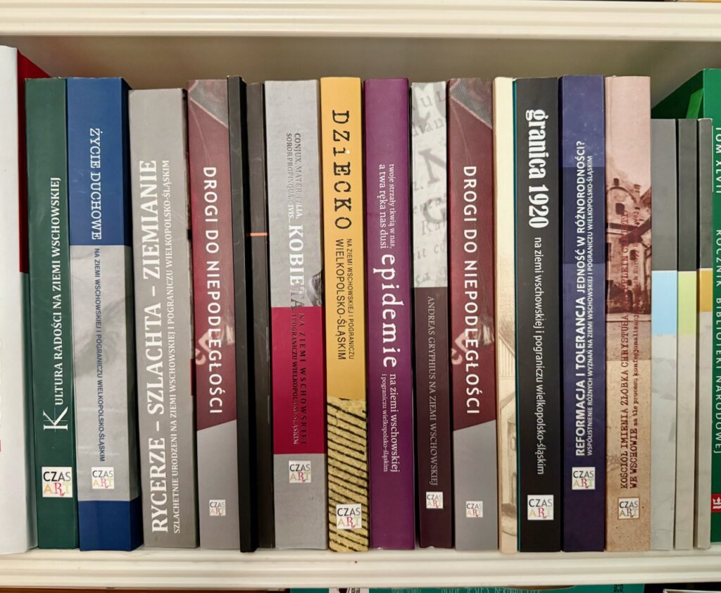 Książki ułożone na półce