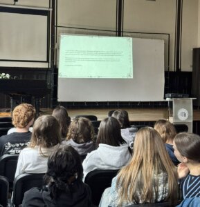 Prezentacja slajdu z materiałem źródłowym dotyczącym procesów o czary, wyświetlona na ekranie w sali wykładowej.